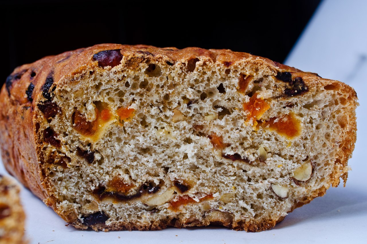 Хлеб с сухофруктами и орехами