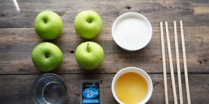 Kaip pasigaminti karamelizuotus obuolius namuose