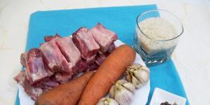 Kiaulienos šonkauliukų plovo receptas su nuotraukomis Kaip virti plovą su šonkauliukais orkaitėje