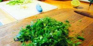 Как приготовить омлет с зеленью на сковороде и в духовке