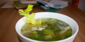 Karosinė žuvies sriuba.  Gardi karosų sriuba.  Žuvies sriubos virimas namuose iš mažų karosų